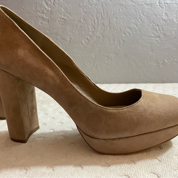 NWOT BCBG Generation Suede Pump - Picture 3 of 16
